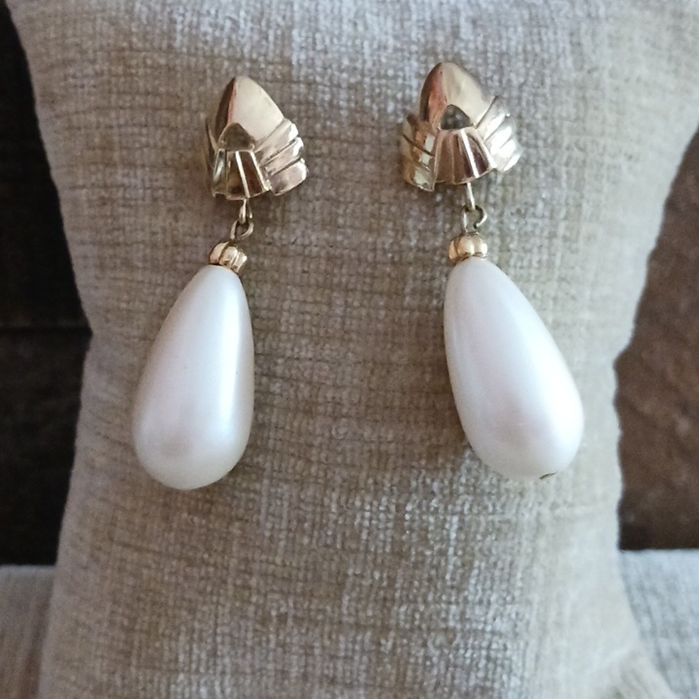 Antique Gold Tone Faux Pearl Tear Drop Dangle Pierced Earrings